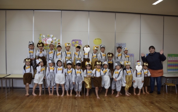 学習発表会の職員の様子;